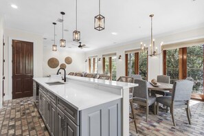 Interior - Baytowne Wharf/Sandestin resort - steps to shopping, restaurants, events & fun! (Sandestin)