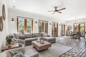 Smart TV - Baytowne Wharf/Sandestin resort - steps to shopping, restaurants, events & fun! (Sandestin)