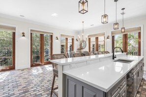 Interior - Baytowne Wharf/Sandestin resort - steps to shopping, restaurants, events & fun! (Sandestin)