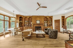 Smart TV, chimenea y libros