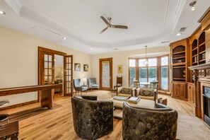 Smart-TV, Kamin, Bücher