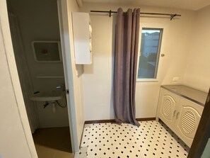 Superior Double Room | Bathroom | Shower, bidet, towels, soap - OYO 75396 Look Shine Apartment (Bangkok)