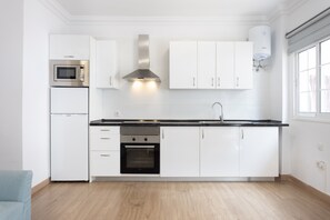 Kühlschrank, Mikrowelle, Ofen, Wasserkocher mit Kaffee-/Teezubehör