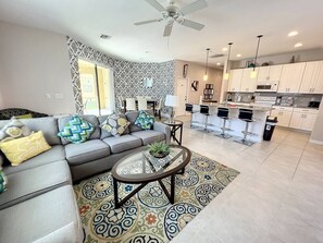 Smart TV - Magical Express: Private Pool & 24/7 Support (Davenport)