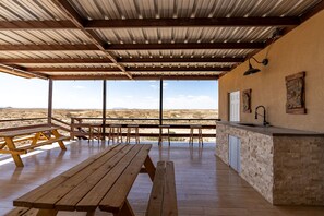 Outdoor dining - Impresario Camp, Group Facility (Terlingua)