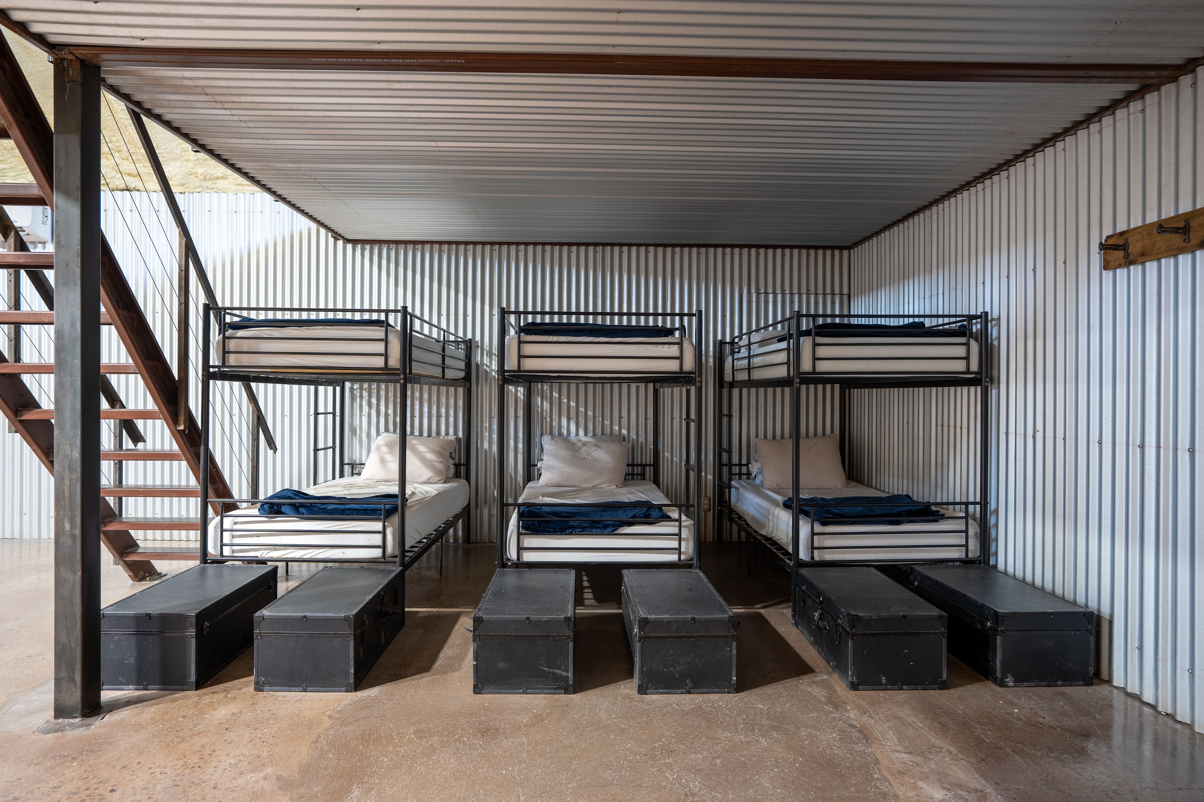 2 bedrooms, desk, WiFi, bed sheets