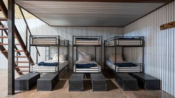 2 bedrooms, desk, WiFi, bed sheets