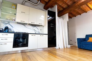 Four, plaque de cuisson, cafetière/bouilloire, bouilloire électrique