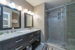Badewanne, Haartrockner, Handtücher