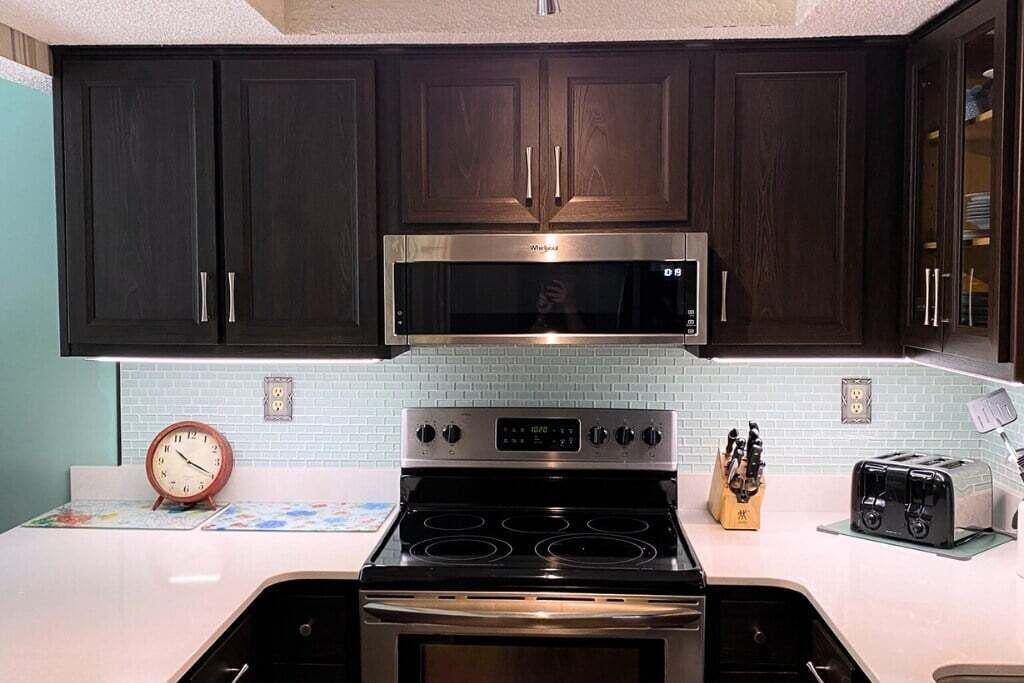 Wasserkocher mit Kaffee-/Teezubehör, Kühlschrank, Mikrowelle, Ofen