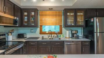 Coffee/tea maker, fridge, microwave, oven