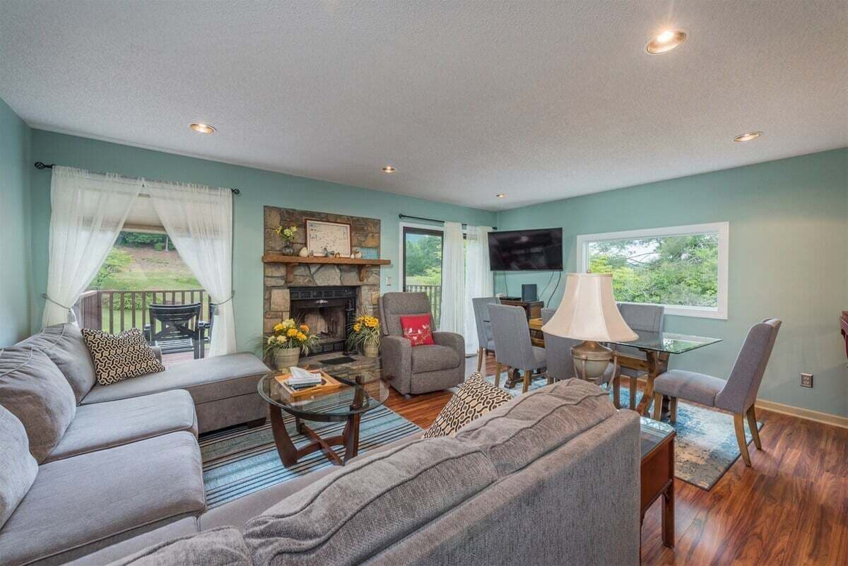 TV, fireplace