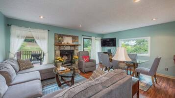 TV, fireplace