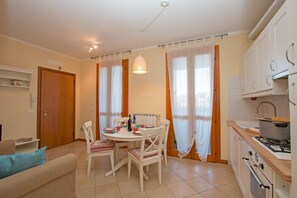 Réfrigérateur, micro-ondes, four, lave-vaisselle