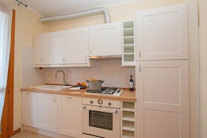 Kühlschrank, Mikrowelle, Ofen, Geschirrspüler