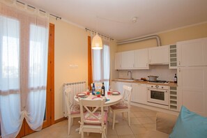 Kühlschrank, Mikrowelle, Ofen, Geschirrspüler