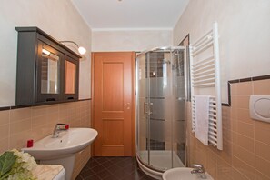 Dusche, Haartrockner, Handtücher, Seife