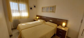 2 makuuhuonetta, silitysrauta/-lauta, internet