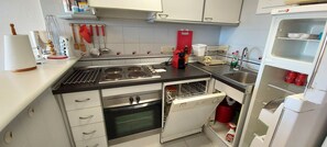 Jääkaappi, mikroaaltouuni, uuni, liesi