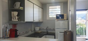 Mikroaaltouuni, uuni, astianpesukone, kahvin-/teenkeitin