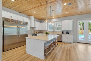 冷蔵庫、電子レンジ、オーブン、コンロ