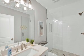 Bathtub, hair dryer, towels, shampoo - Poseidon's Palace | Private Pool/Spa | 6-Seater Golf Cart | Game Room (Destin)