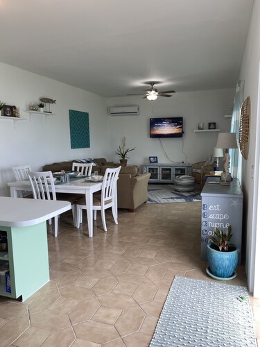 Oceanfront Apartment/Pelican Shores/2 beds, 1 bath/Walk to town/