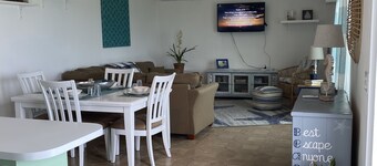 Oceanfront Apartment/Pelican Shores/2 beds, 1 bath/Walk to town/