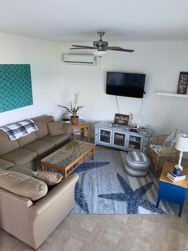 Oceanfront Apartment/Pelican Shores/2 beds, 1 bath/Walk to town/