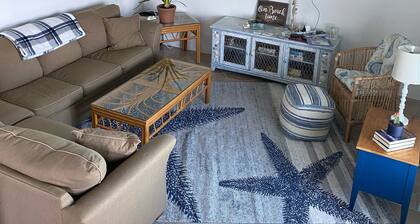 Oceanfront Apartment/Pelican Shores/2 beds, 1 bath/Walk to town/