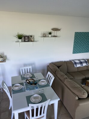 Dining - Oceanfront Apartment/Pelican Shores/2 beds, 1 bath/Walk to town/ (Marsh Harbour)