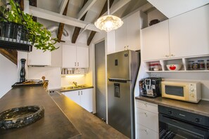 Fridge, microwave, oven, stovetop - **Modern meets traditional** APT Tiramola - (Split)