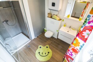 Shower, hair dryer, bidet, towels