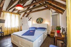 2 bedrooms, in-room safe, iron/ironing board, free WiFi
