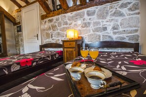 2 bedrooms, in-room safe, iron/ironing board, free WiFi - **Modern meets traditional** APT Tiramola - (Split)
