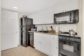 Condo, 1 Bedroom | Private kitchen | Fridge, microwave, oven, coffee/tea maker
