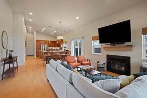 House, 3 Bedrooms | Living room