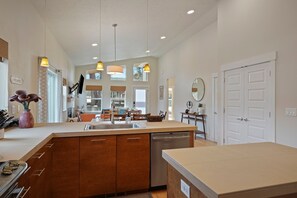 House, 3 Bedrooms | Private kitchen | Fridge, oven, coffee/tea maker, toaster