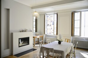 Dining - Spacious apartment in old Lyon historical location (Lyon)