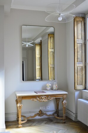 Douche, sèche-cheveux, serviettes fournies, savon