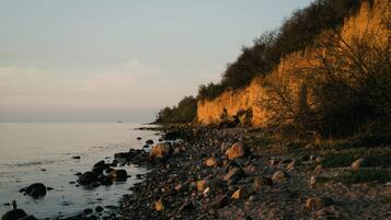 Una playa cerca, sillas reclinables de playa