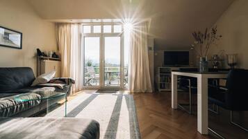 Älytelevisio, kirjoja, musiikkikirjasto, stereot