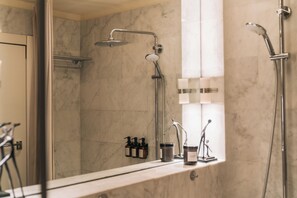Combined shower/tub, towels, soap, shampoo