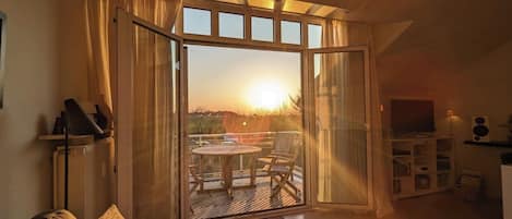 Smart-TV, bøker, musikkbibliotek og stereoanlegg