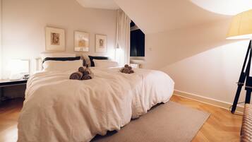 2 makuuhuonetta, työpöytä, silitysrauta/-lauta, vauvan matkasänky