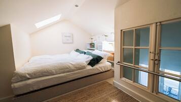 2 habitaciones, escritorio y tabla de planchar con plancha