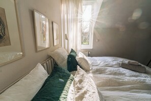 2 chambres, bureau, fer et planche à repasser, lit parapluie