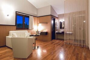 In-room safe, blackout curtains, free WiFi, bed sheets - Hotel il Castagneto Melfi (Melfi)