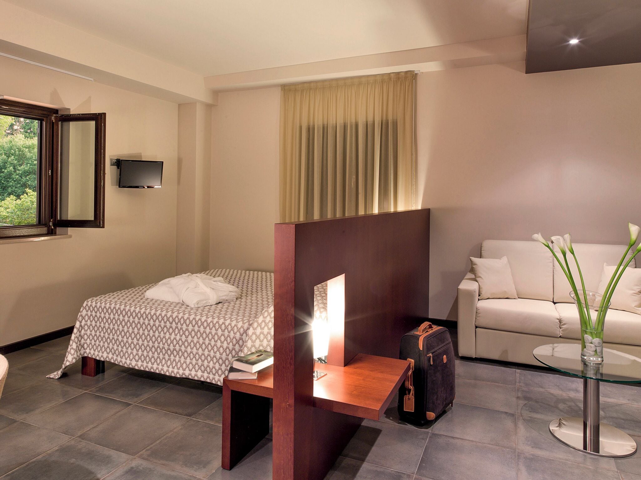 Juniorsvit | Värdeförvaringsskåp på rummet, mörkläggningsgardiner och gratis wi-fi