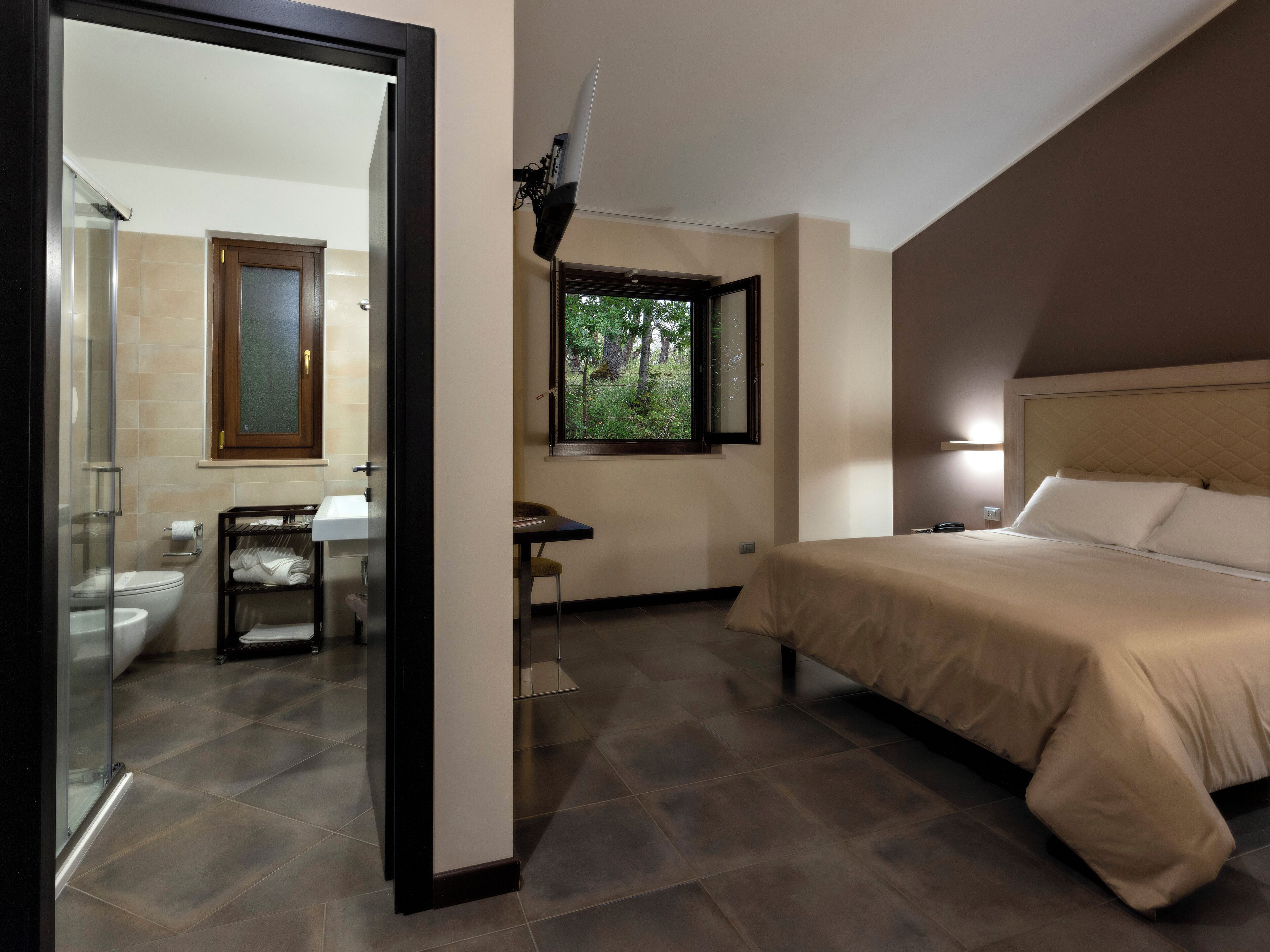 Classic dubbelrum eller tvåbäddsrum | Värdeförvaringsskåp på rummet, mörkläggningsgardiner och gratis wi-fi